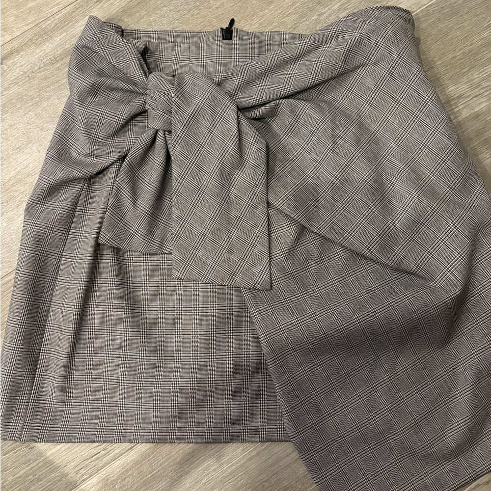 NWOT! Zara tie front skirt plaid grey/white/blsck, size medium